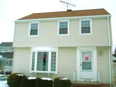 Light cream siding installed by Fairview Home Improvement in Cleveland, Ohio area
